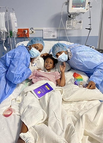 Raquel and her family as she recovers from living liver transplant. Her father was her donor. (Image courtesy of FundaHigadoAmerica)