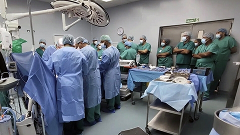 During Raquel’s liver transplant—the first transplant completed by the team in the Dominican Republic—teams from other parts of the region watch and train. (Image courtesy of FundaHigadoAmerica)